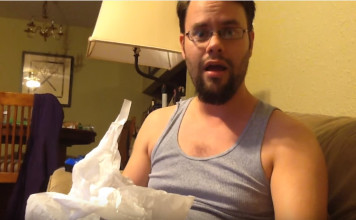 İşitme Engelli Kocasına Bebekleri Olacağını Anlatıyor